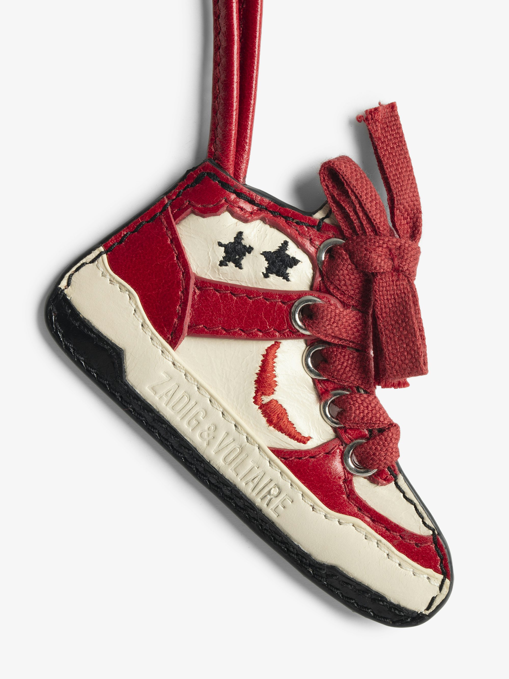 Charms Grigri High Wings - Charms grigri en cuir vernis effet vintage, en forme de nos baskets iconiques High Wings, à accrocher sur un sac par exemple.